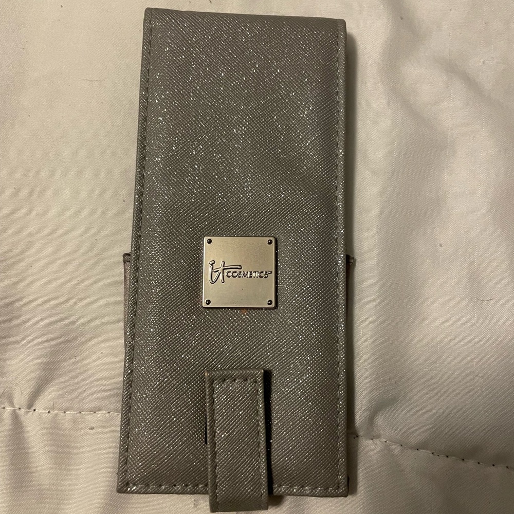 Gray IT Cosmetics makeup brush case